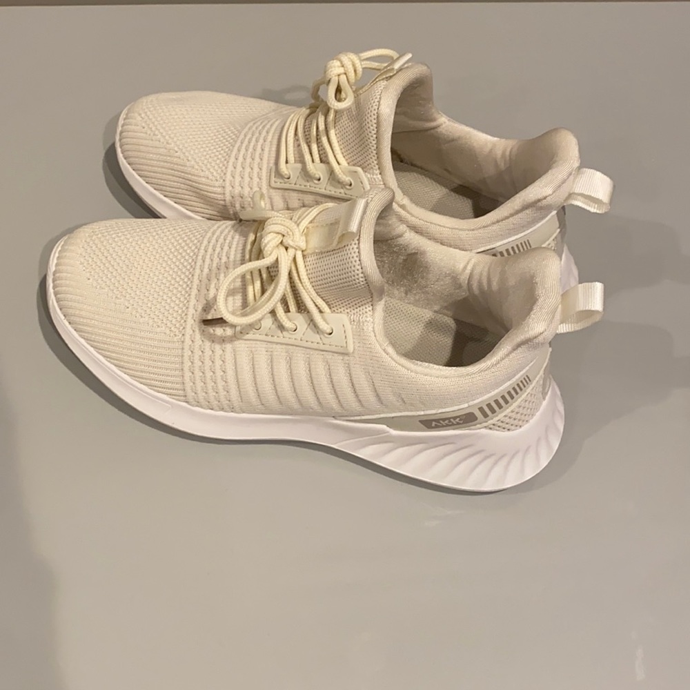 Women’s cream tennis walking shoes